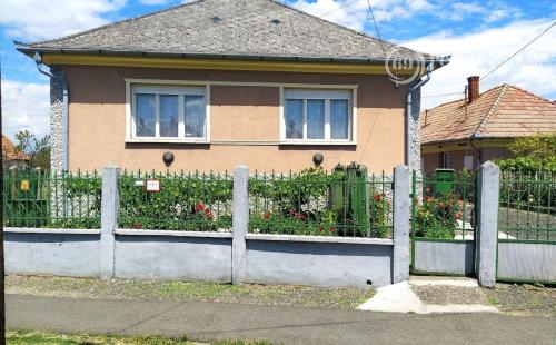 MAĎARSKO - INÁNCS PEKNÝ 4 IZBOVÝ DOM V PEKNEJ OBCI, UPRAVENÝ POZEMOK