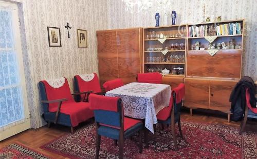 MAĎARSKO - INÁNCS PEKNÝ 4 IZBOVÝ DOM V PEKNEJ OBCI, UPRAVENÝ POZEMOK