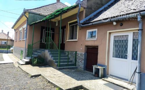 MAĎARSKO - INÁNCS PEKNÝ 4 IZBOVÝ DOM V PEKNEJ OBCI, UPRAVENÝ POZEMOK