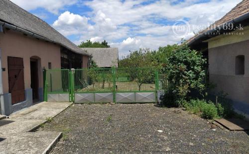 MAĎARSKO - INÁNCS PEKNÝ 4 IZBOVÝ DOM V PEKNEJ OBCI, UPRAVENÝ POZEMOK