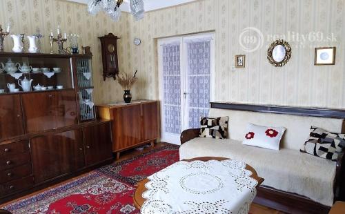 MAĎARSKO - INÁNCS PEKNÝ 4 IZBOVÝ DOM V PEKNEJ OBCI, UPRAVENÝ POZEMOK