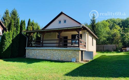 MAĎARSKO - JAZERO RAKACA - 4 IZBOVÁ CHATA S OBYTNÝM PODKROVÍM, SAMOSTATNÁ PIVNICA S VINÁRŇOU.