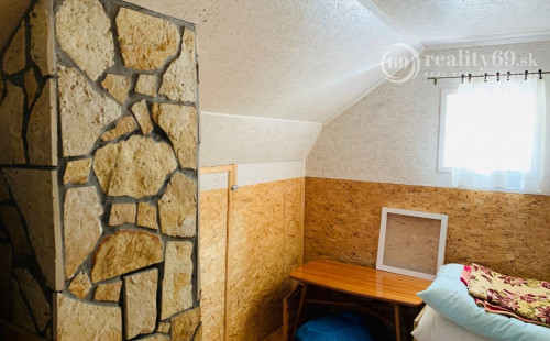 MAĎARSKO - JAZERO RAKACA - 4 IZBOVÁ CHATA S OBYTNÝM PODKROVÍM, SAMOSTATNÁ PIVNICA S VINÁRŇOU.