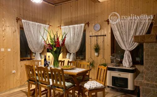 SZALONNA KOMPLETNE ZARIADENÁ 4 IZBOVÁ CHATA PRI JAZERE RAKACA.