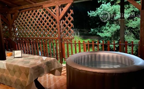 SZALONNA KOMPLETNE ZARIADENÁ 4 IZBOVÁ CHATA PRI JAZERE RAKACA.