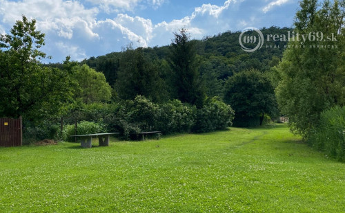 SZALONNA KOMPLETNE ZARIADENÁ 4 IZBOVÁ CHATA PRI JAZERE RAKACA.