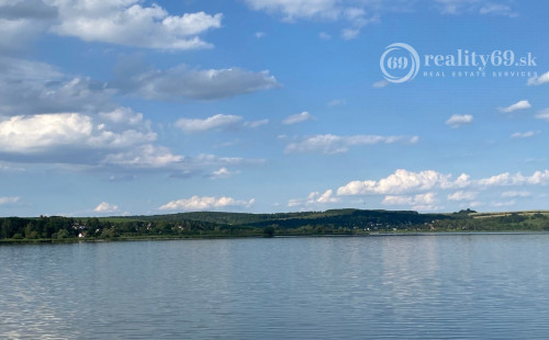 SZALONNA KOMPLETNE ZARIADENÁ 4 IZBOVÁ CHATA PRI JAZERE RAKACA.