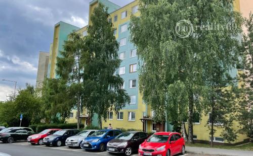 KVP -  HÚSKOVA 1 IZBOVÝ 36M2 TEPLÝ BYT, LOGGIA, PIVNICA.