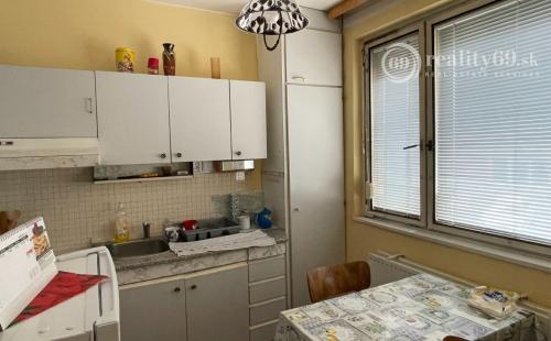 KVP -  HÚSKOVA 1 IZBOVÝ 36M2 TEPLÝ BYT, LOGGIA, PIVNICA.