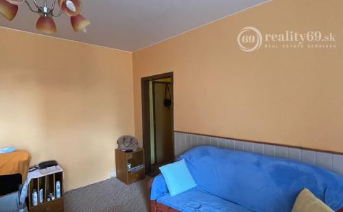 KVP -  HÚSKOVA 1 IZBOVÝ 36M2 TEPLÝ BYT, LOGGIA, PIVNICA.