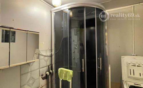 KVP -  HÚSKOVA 1 IZBOVÝ 36M2 TEPLÝ BYT, LOGGIA, PIVNICA.