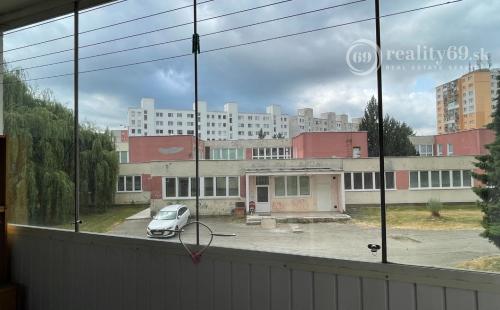 KVP -  HÚSKOVA 1 IZBOVÝ 36M2 TEPLÝ BYT, LOGGIA, PIVNICA.