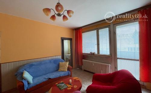 KVP -  HÚSKOVA 1 IZBOVÝ 36M2 TEPLÝ BYT, LOGGIA, PIVNICA.