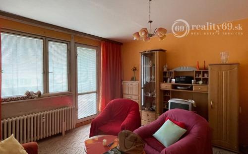 KVP -  HÚSKOVA 1 IZBOVÝ 36M2 TEPLÝ BYT, LOGGIA, PIVNICA.