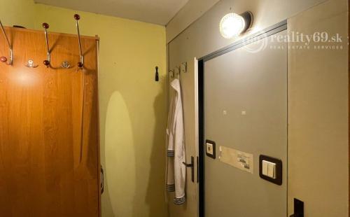 KVP -  HÚSKOVA 1 IZBOVÝ 36M2 TEPLÝ BYT, LOGGIA, PIVNICA.