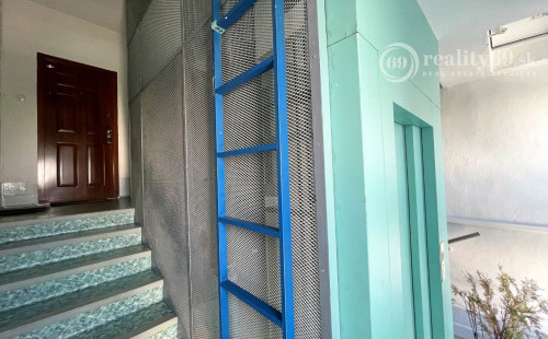 TERASA - TRIEDA SNP 1 IZBOVÝ S LODŽIOU 27 M2 PO KOMPLETNEJ REKONŠTRUKCII.