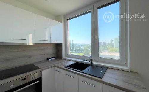 REZERVOVANÉ - JAZERO - KASPICKÁ - 1 IZBOVÝ BYT PO MODERNEJ KOMPLETNEJ REKONŠTRUKCII.