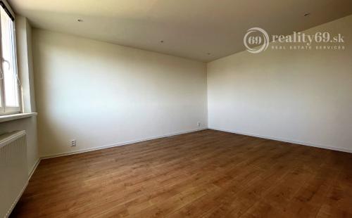 REZERVOVANÉ - JAZERO - KASPICKÁ - 1 IZBOVÝ BYT PO MODERNEJ KOMPLETNEJ REKONŠTRUKCII.