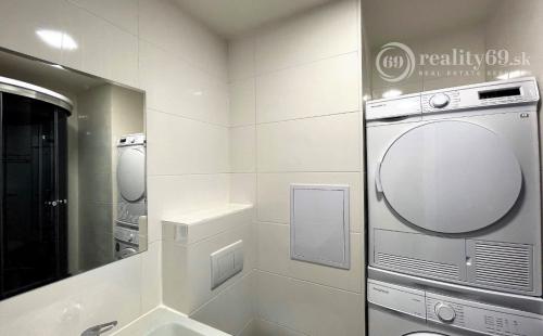 REZERVOVANÉ - JAZERO - KASPICKÁ - 1 IZBOVÝ BYT PO MODERNEJ KOMPLETNEJ REKONŠTRUKCII.