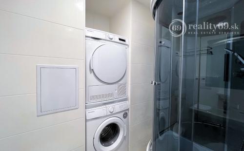 REZERVOVANÉ - JAZERO - KASPICKÁ - 1 IZBOVÝ BYT PO MODERNEJ KOMPLETNEJ REKONŠTRUKCII.