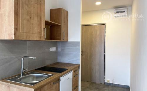 JAZERO - AMURSKÁ - 1 IZBOVÝ BYT S LODŽIOU, PO KOMPLETNEJ REKONŠTRUKCII.