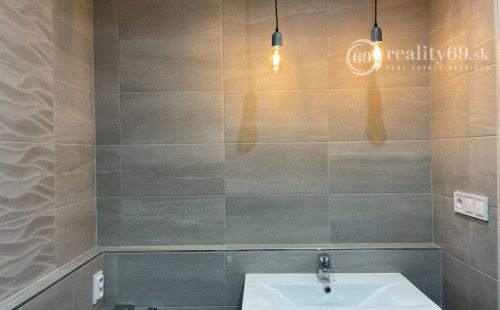 JAZERO - AMURSKÁ - 1 IZBOVÝ BYT S LODŽIOU, PO KOMPLETNEJ REKONŠTRUKCII.