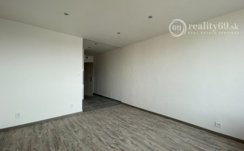 JAZERO - AMURSKÁ - 1 IZBOVÝ BYT S LODŽIOU, PO KOMPLETNEJ REKONŠTRUKCII.