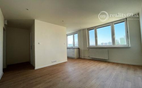 REZERVOVANÉ - JAZERO - KASPICKÁ - 1 IZBOVÝ BYT PO MODERNEJ KOMPLETNEJ REKONŠTRUKCII.