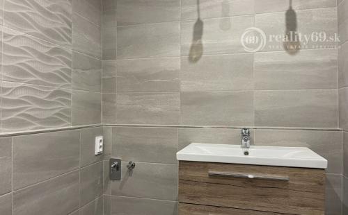 JAZERO - AMURSKÁ - 1 IZBOVÝ BYT S LODŽIOU, PO KOMPLETNEJ REKONŠTRUKCII.