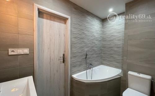 JAZERO - AMURSKÁ - 1 IZBOVÝ BYT S LODŽIOU, PO KOMPLETNEJ REKONŠTRUKCII.