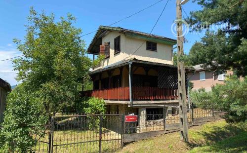 PRENÁJOM - SZALONNA KOMPLETNE ZARIADENÁ CHATA PRI JAZERE RAKACA.