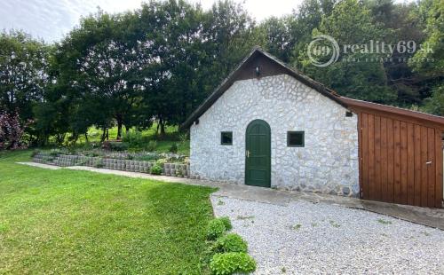 PRENÁJOM - SZŐLŐSARDÓ ROMANTICKÁ VIDIECKA USADLOSŤ IBA 50 KM OD KOŠÍC -  V LONE PRÍRODY.