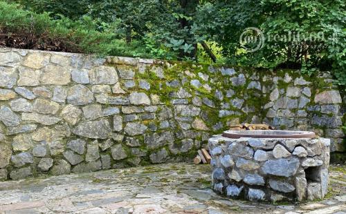 PRENÁJOM - SZŐLŐSARDÓ ROMANTICKÁ VIDIECKA USADLOSŤ IBA 50 KM OD KOŠÍC -  V LONE PRÍRODY.