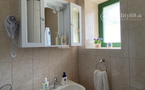 PRENÁJOM - SZŐLŐSARDÓ ROMANTICKÁ VIDIECKA USADLOSŤ IBA 50 KM OD KOŠÍC -  V LONE PRÍRODY.