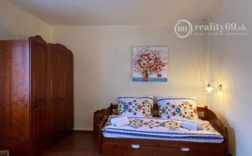 PRENÁJOM - SZŐLŐSARDÓ ROMANTICKÁ VIDIECKA USADLOSŤ IBA 50 KM OD KOŠÍC -  V LONE PRÍRODY.