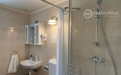 PRENÁJOM - SZŐLŐSARDÓ ROMANTICKÁ VIDIECKA USADLOSŤ IBA 50 KM OD KOŠÍC -  V LONE PRÍRODY.