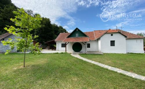 PRENÁJOM - SZŐLŐSARDÓ ROMANTICKÁ VIDIECKA USADLOSŤ IBA 50 KM OD KOŠÍC -  V LONE PRÍRODY.