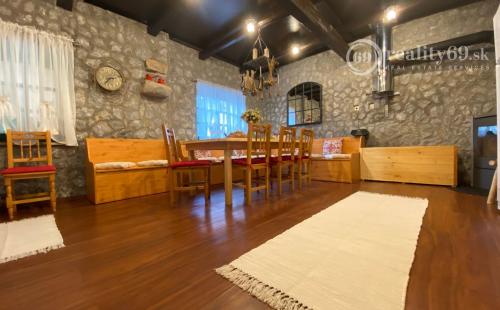 PRENÁJOM - SZŐLŐSARDÓ ROMANTICKÁ VIDIECKA USADLOSŤ IBA 50 KM OD KOŠÍC -  V LONE PRÍRODY.