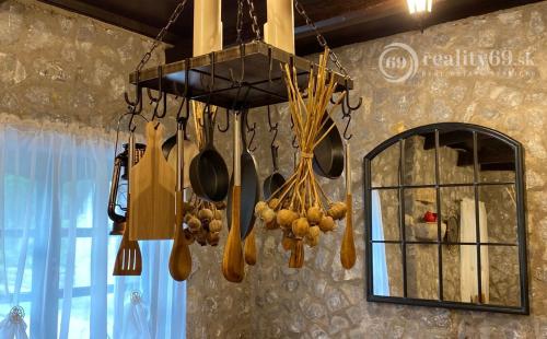 PRENÁJOM - SZŐLŐSARDÓ ROMANTICKÁ VIDIECKA USADLOSŤ IBA 50 KM OD KOŠÍC -  V LONE PRÍRODY.