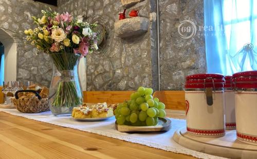 PRENÁJOM - SZŐLŐSARDÓ ROMANTICKÁ VIDIECKA USADLOSŤ IBA 50 KM OD KOŠÍC -  V LONE PRÍRODY.