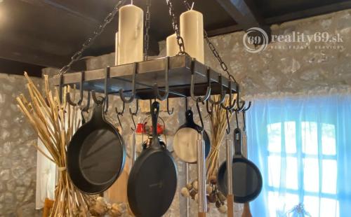 PRENÁJOM - SZŐLŐSARDÓ ROMANTICKÁ VIDIECKA USADLOSŤ IBA 50 KM OD KOŠÍC -  V LONE PRÍRODY.