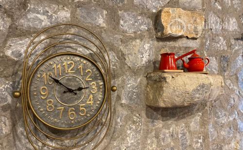 PRENÁJOM - SZŐLŐSARDÓ ROMANTICKÁ VIDIECKA USADLOSŤ IBA 50 KM OD KOŠÍC -  V LONE PRÍRODY.