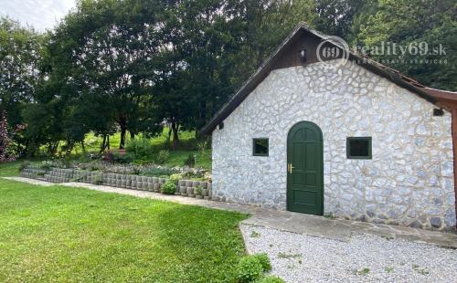 PRENÁJOM - SZŐLŐSARDÓ ROMANTICKÁ VIDIECKA USADLOSŤ IBA 50 KM OD KOŠÍC -  V LONE PRÍRODY.