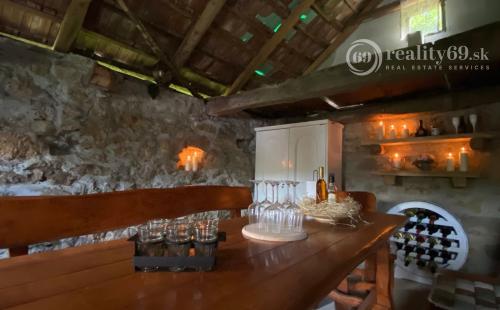 PRENÁJOM - SZŐLŐSARDÓ ROMANTICKÁ VIDIECKA USADLOSŤ IBA 50 KM OD KOŠÍC -  V LONE PRÍRODY.