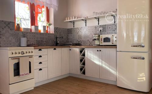 PRENÁJOM - AGGTELEK ROMANTICKÝ VIDIECKY DOM IBA 70 KM OD KOŠÍC -  V KRÁSNOM PROSTREDÍ