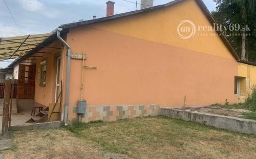 MAĎARSKO - SZENDRO - 2 A 1/2 IZBOVÝ KOMPLETNE ZREKONŠTRUOVANÝ RODINNÝ DOM.