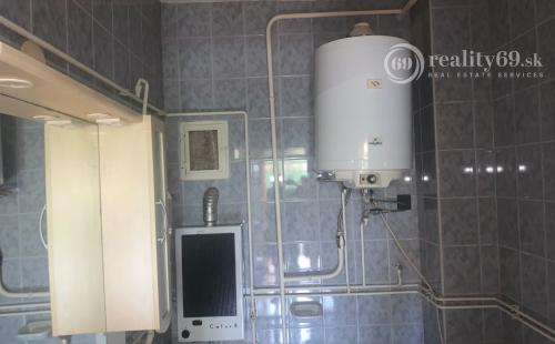 MAĎARSKO - SZENDRO - 2 A 1/2 IZBOVÝ KOMPLETNE ZREKONŠTRUOVANÝ RODINNÝ DOM.