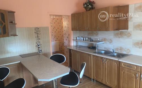 MAĎARSKO - SZENDRO - 2 A 1/2 IZBOVÝ KOMPLETNE ZREKONŠTRUOVANÝ RODINNÝ DOM.