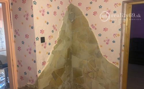 MAĎARSKO - SZENDRO - 2 A 1/2 IZBOVÝ KOMPLETNE ZREKONŠTRUOVANÝ RODINNÝ DOM.