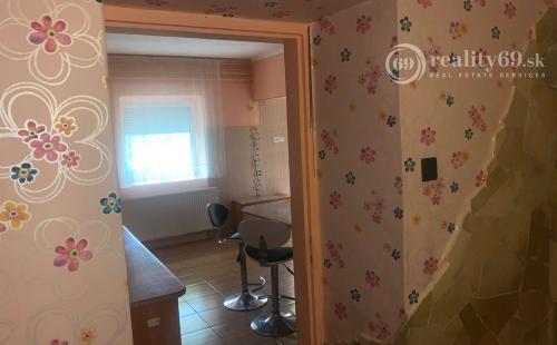 MAĎARSKO - SZENDRO - 2 A 1/2 IZBOVÝ KOMPLETNE ZREKONŠTRUOVANÝ RODINNÝ DOM.